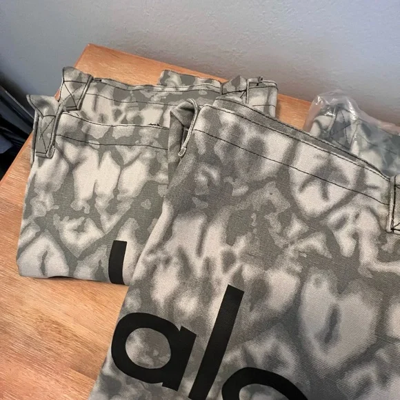 Brand New Alo Yoga Tote Bag (ONE LEFT) - Picture 3 of 5
